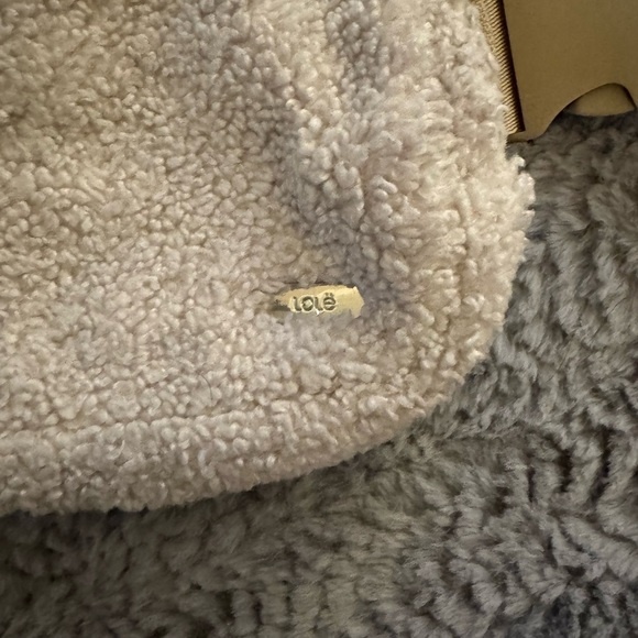 LOLE Sherpa Belt Bag - Picture 8 of 10